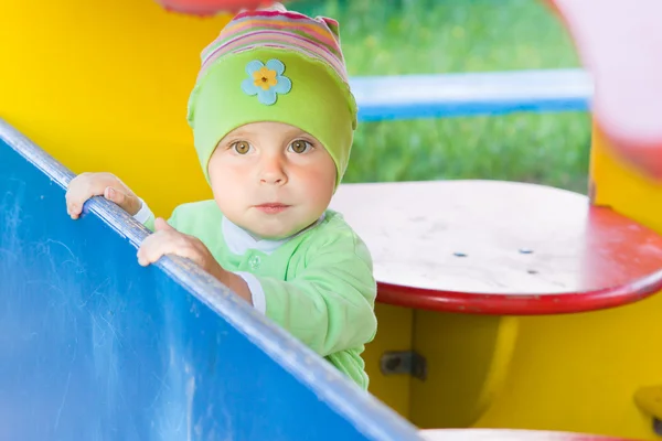 Małe dziecko na placu zabaw. — Zdjęcie stockowe