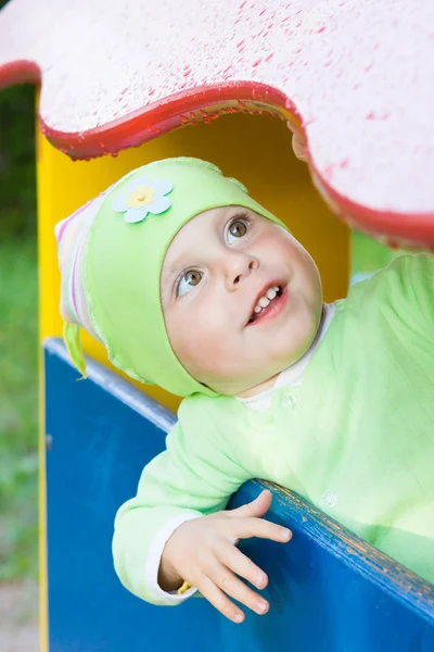 Ragazzino nel parco giochi . — Foto Stock