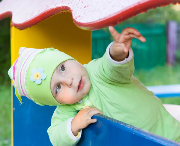 Um miúdo no parque infantil. . — Fotografia de Stock