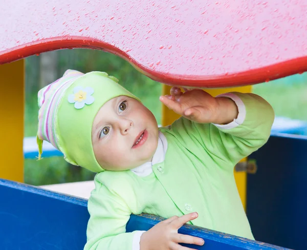 Małe dziecko na placu zabaw. — Zdjęcie stockowe