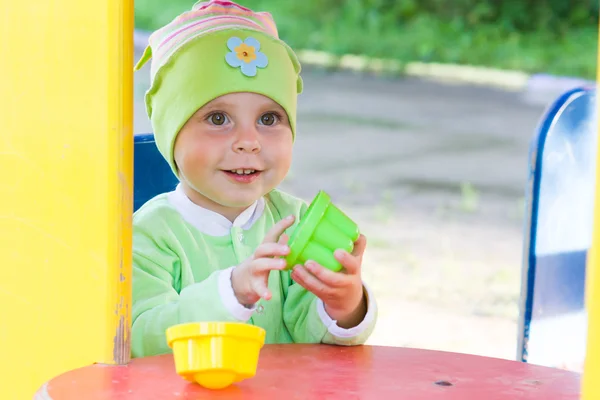 Kleine jongen op het schoolplein. — Stockfoto