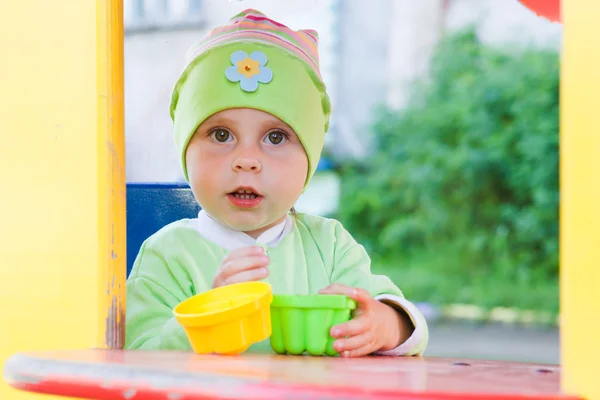 Kleine jongen op het schoolplein. — Stockfoto