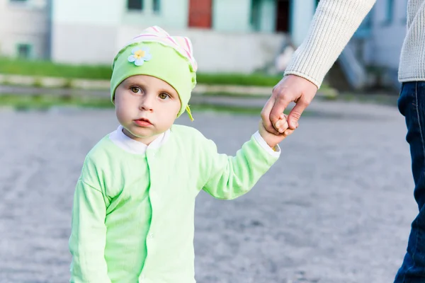 Little kid holds mom's hand. — Stock Photo, Image