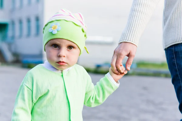 Liten unge har mammas hand. — Stockfoto