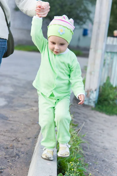 Little kid holds mom's hand. — Stock Photo, Image