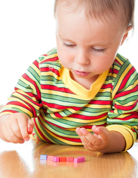 Klein meisje spelen met bakstenen — Stockfoto