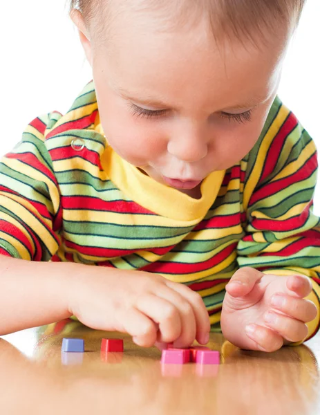 Liten flicka spelar med tegel — Stockfoto