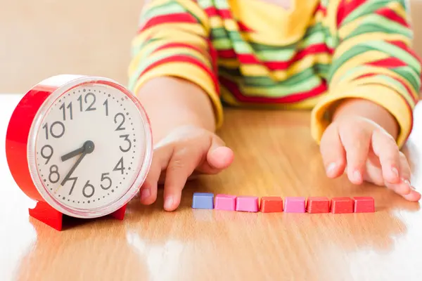 Weinig schattige baby met klok — Stockfoto