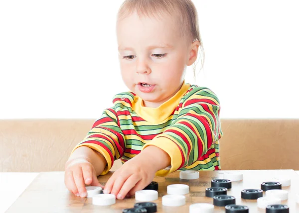 Niño jugando damas . — Foto de Stock