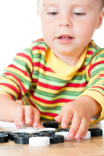 Niño jugando damas . —  Fotos de Stock