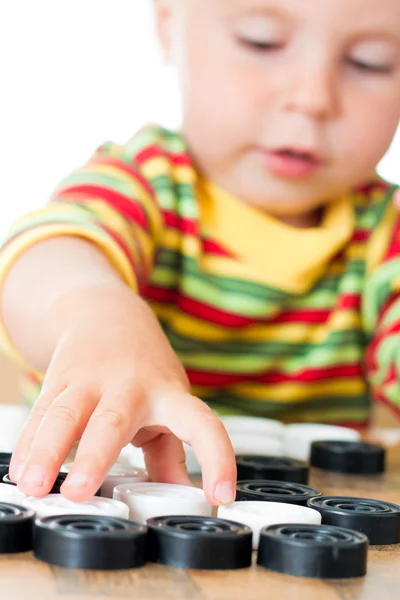 Niño jugando damas . — Foto de Stock