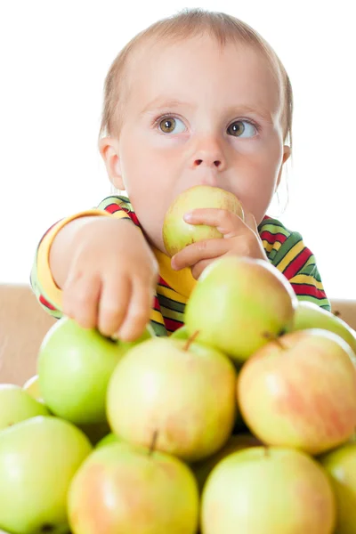 Bebê comendo maçã — Fotografia de Stock