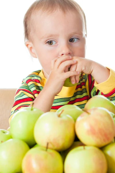Barnet äta äpple — Stockfoto