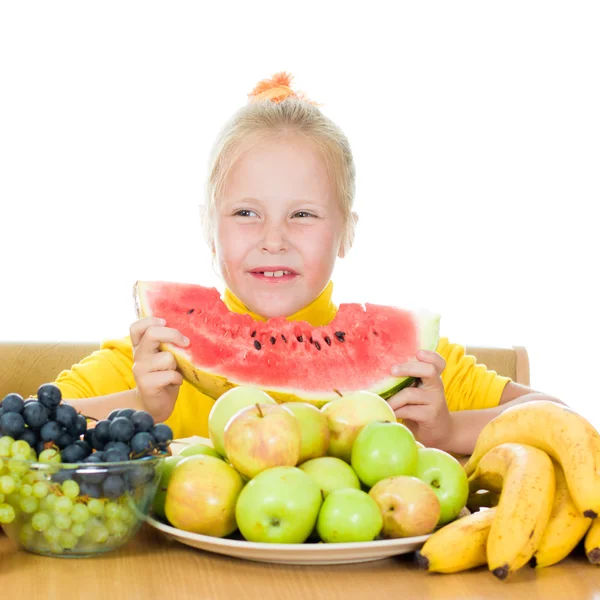 Девушка ест фрукты — стоковое фото