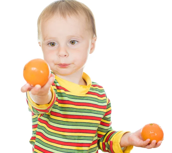 Bebek, beyaz bir arka plan üzerinde meyve yiyor. — Stok fotoğraf