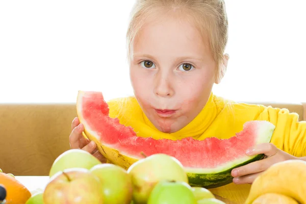 Kız meyve yiyor — Stok fotoğraf
