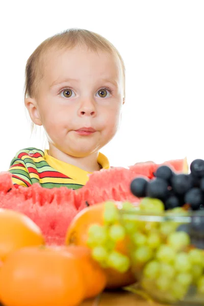 Dítě jí ovoce na bílém pozadí — Stock fotografie