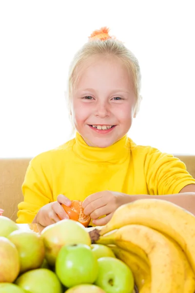 Girl eats fruit — Stock Photo, Image