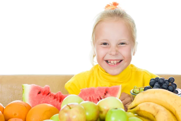 Девушка ест фрукты — стоковое фото