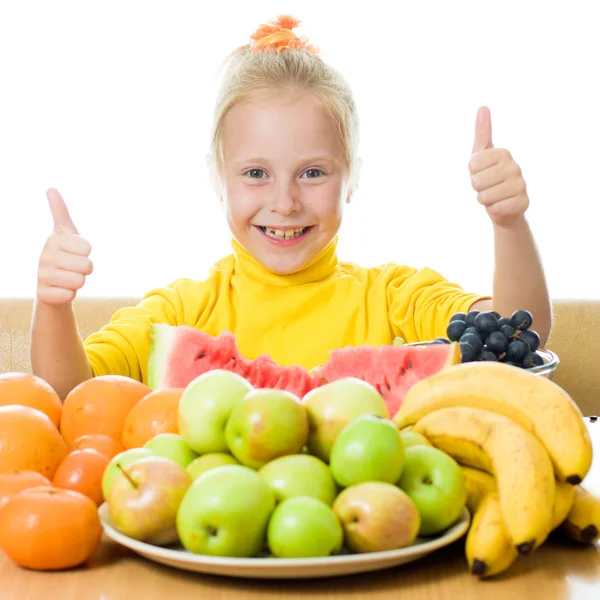 Dívka jí ovoce — Stock fotografie