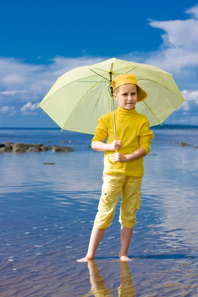 Ragazza con ombrellone su una spiaggia — Foto Stock