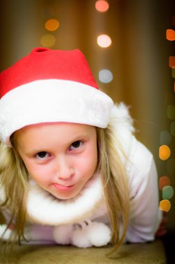 Noel Baba şapkalı kız gülümseyerek