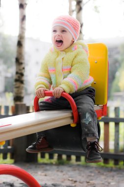 salıncakta çocuk gülüyor