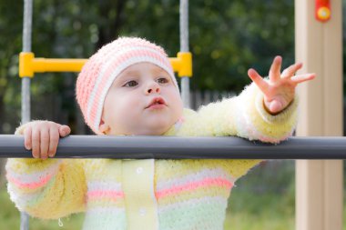 Çocuk oyun alanı üzerinde sürünerek