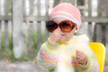 güneş gözlüğü takmış çocuk