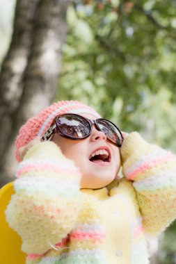 güneş gözlüğü takmış çocuk