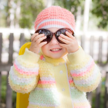 güneş gözlüğü takmış çocuk