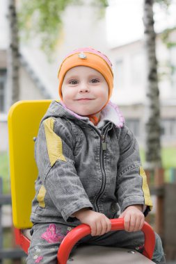 salıncakta çocuk gülüyor