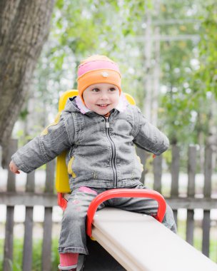 salıncakta çocuk gülüyor