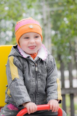 salıncakta çocuk gülüyor