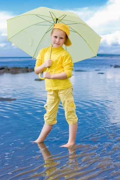Dívka s deštníkem na pláži — Stock fotografie