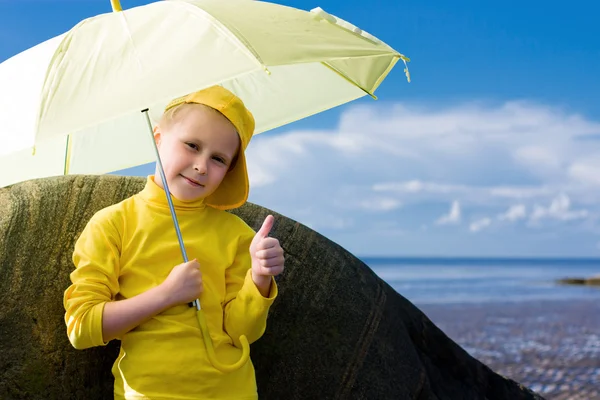 Ragazza con ombrellone su una spiaggia — Foto Stock