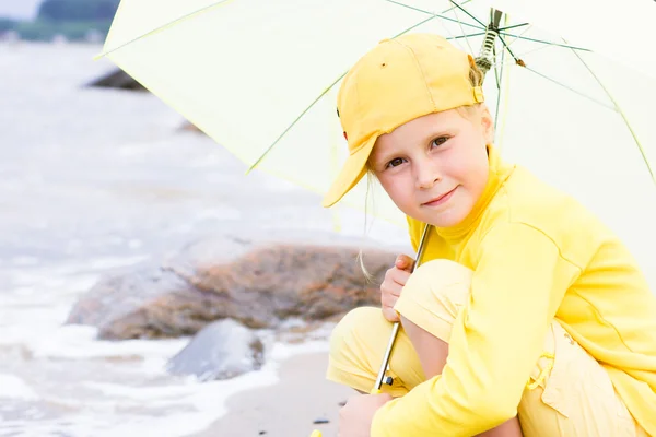 Ragazza con ombrellone su una spiaggia — Foto Stock