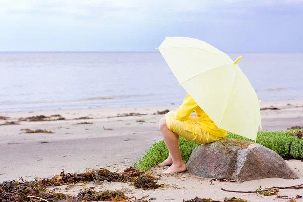 Ragazza con ombrellone su una spiaggia — Foto Stock