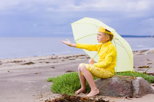 Meisje met paraplu op een strand — Stockfoto
