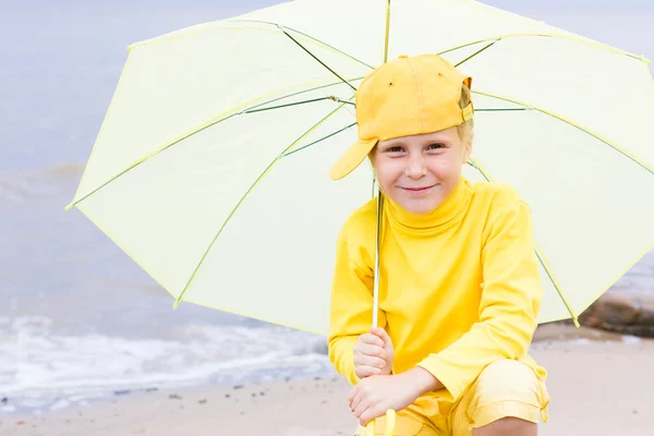 Dívka s deštníkem na pláži — Stock fotografie