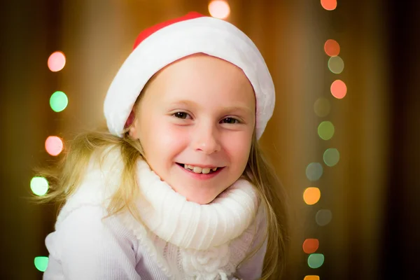 サンタ帽子笑顔の女の子 — ストック写真