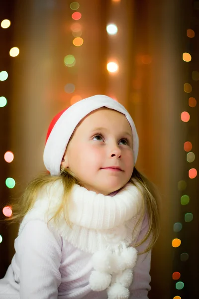 Menina sorridente em chapéu de Santa — Fotografia de Stock