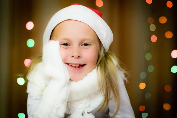 Souriante fille dans le chapeau de Père Noël — Photo