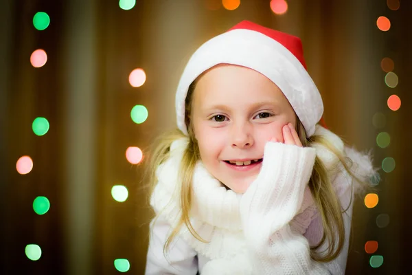 Souriante fille dans le chapeau de Père Noël — Photo