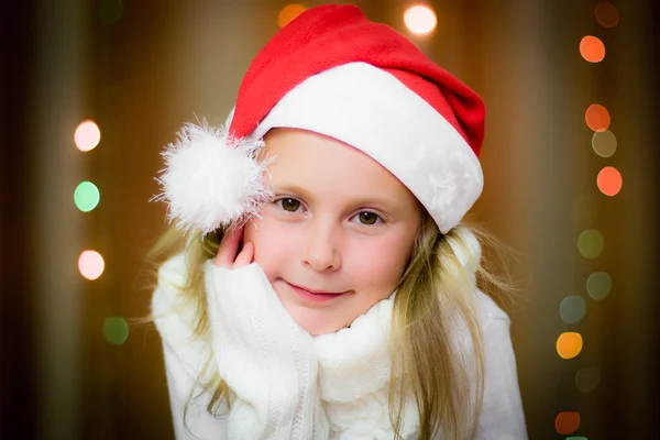 Souriante fille dans le chapeau de Père Noël — Photo