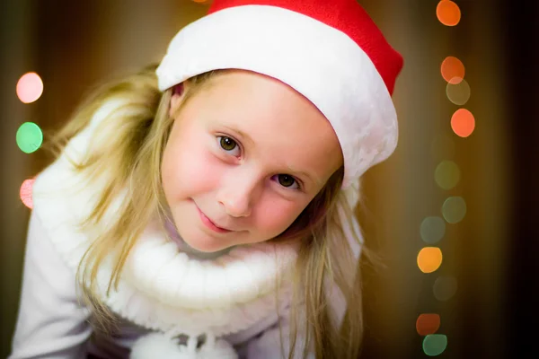 Souriante fille dans le chapeau de Père Noël — Photo