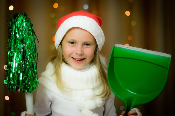 微笑女孩在圣诞老人帽子 — 图库照片