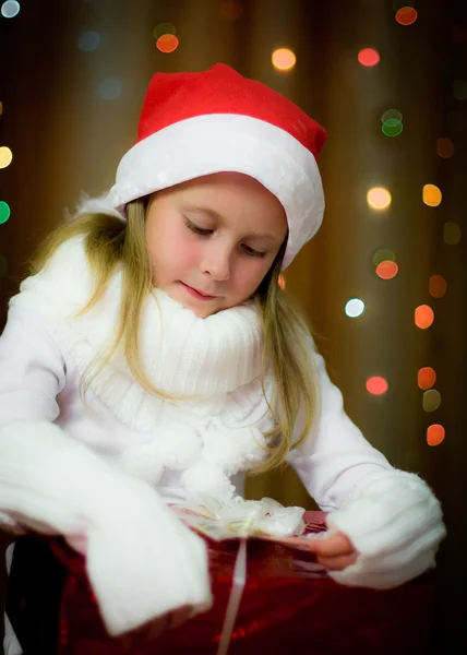 Sorridente ragazza a Babbo Natale cappello — Foto Stock