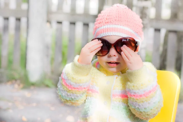 Niño con gafas de sol —  Fotos de Stock