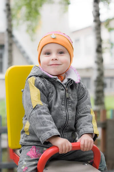 salıncakta çocuk gülüyor